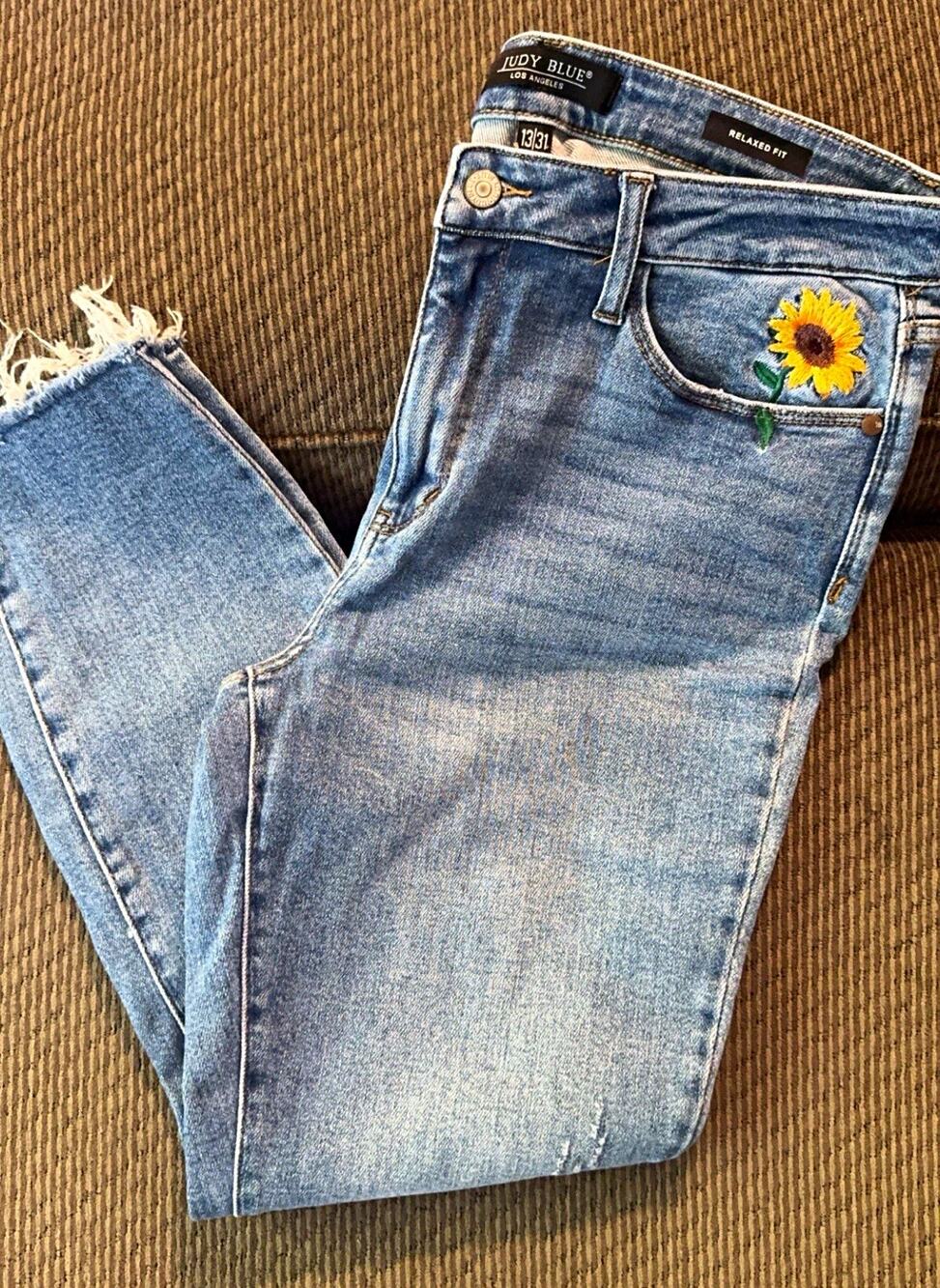 Judy Blue size 13/31 Light Wash Relaxed Stretch Skinny Jeans Floral Embroidered